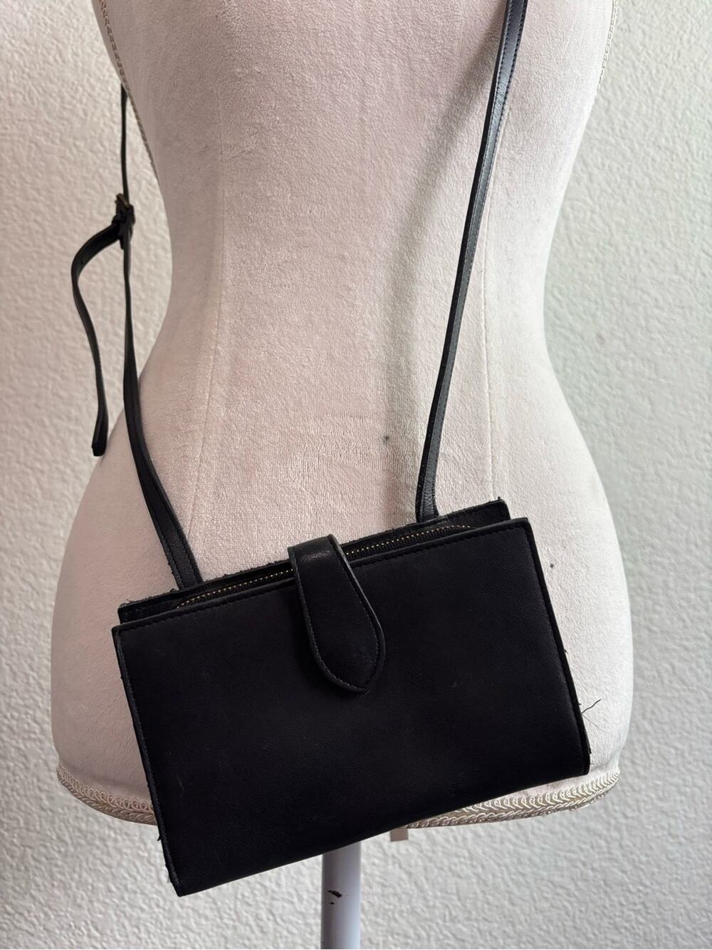 Banana Republic Leather Black Crossbody Envelope Minimalist Women's Shoulder Bag